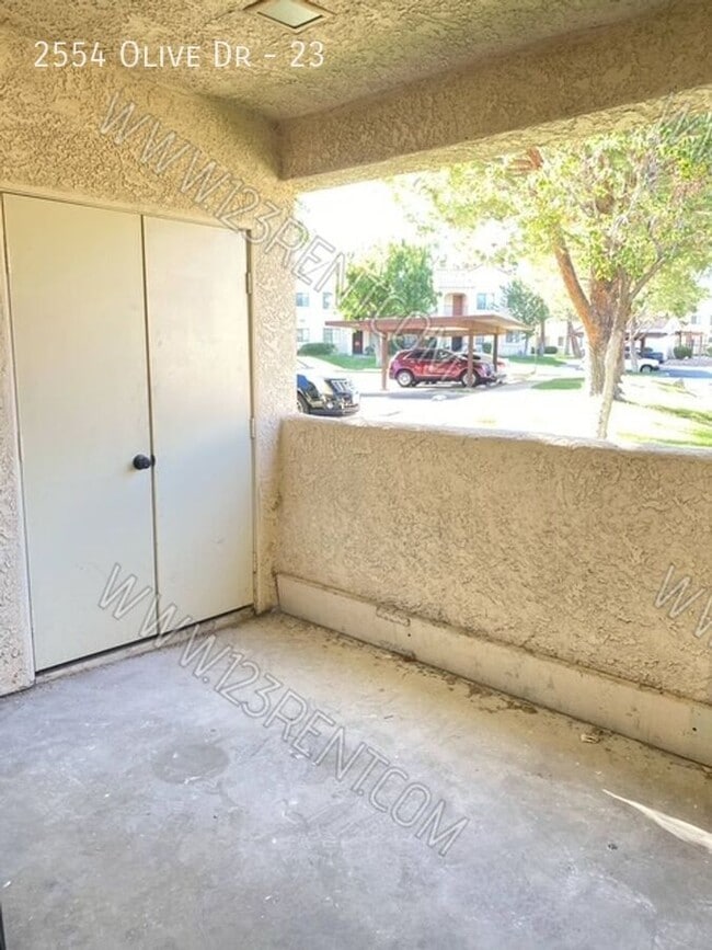 Building Photo - 2554 Olive Dr