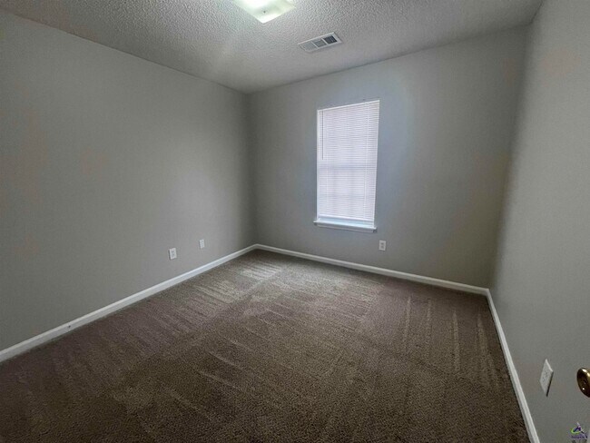 Building Photo - 215 Haverhill Cir