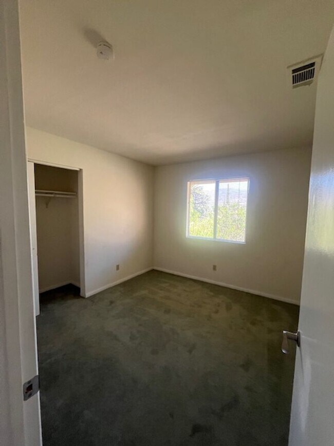 Building Photo - Spacious 4-Bedroom home centrally located ...