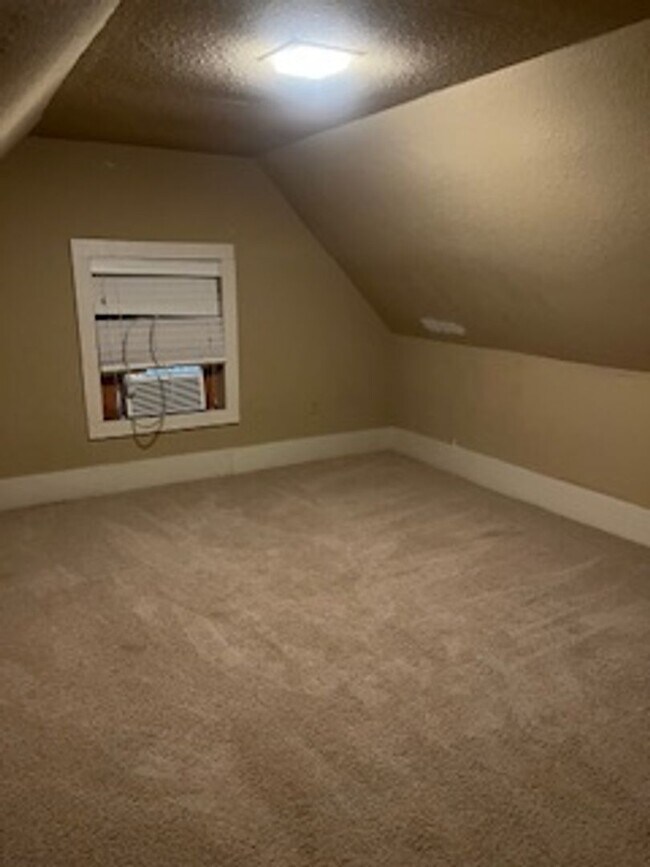 Building Photo - Spacious 5 Bed Home-Freshly Painted, New Roof, Stainless Steel Appliances, located on a Corner Lo...