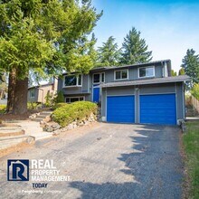 Building Photo - Rare 4 Bedroom Plus 4 Bathroom Home!