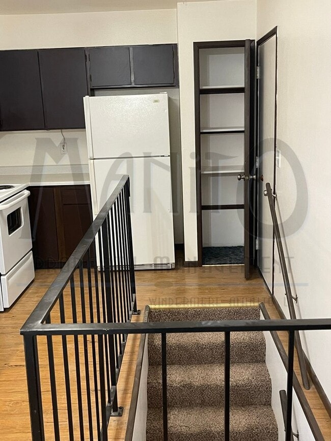 Building Photo - Large Clean Duplex