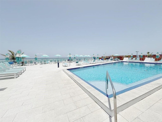 Building Photo - 3140 S Ocean Dr