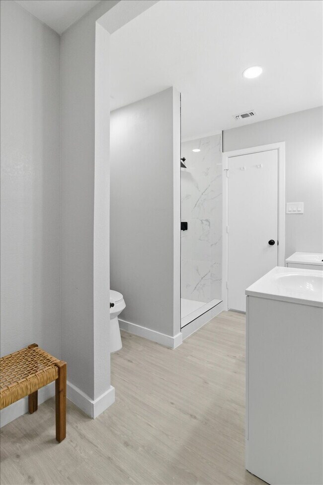 Building Photo - "Spacious 3-Bed, 2-Bath Gem with 2,155 Sq. Ft. on University Drive in Arlington, TX!"