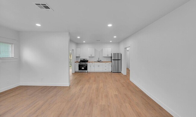 Building Photo - 1602 Mitchell Ave