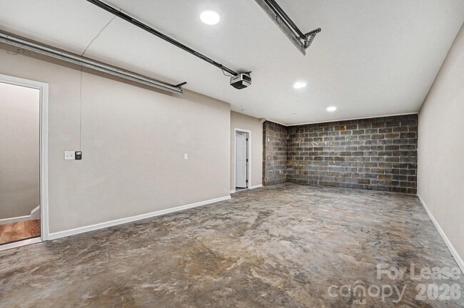 Building Photo - 931 E Front St