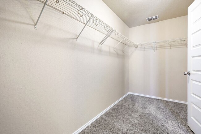 Building Photo - Move-In Ready Home with New Flooring and A...