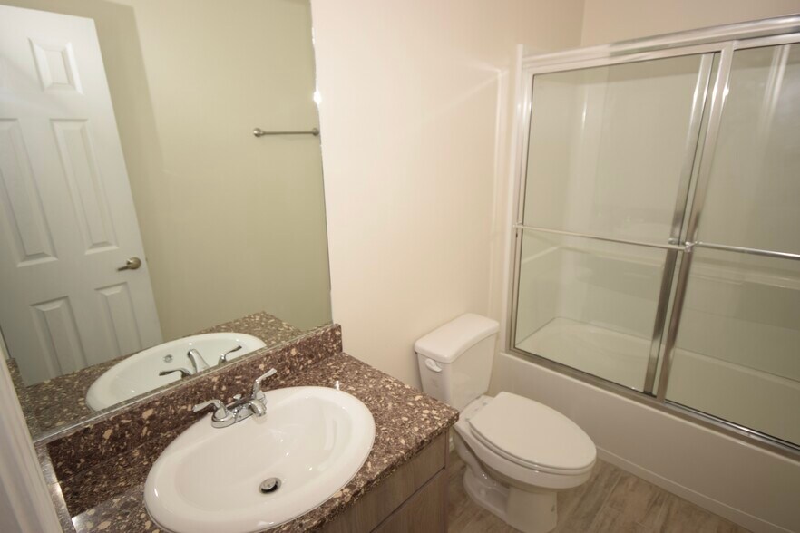 Building Photo - 5000 N Hiawatha Dr