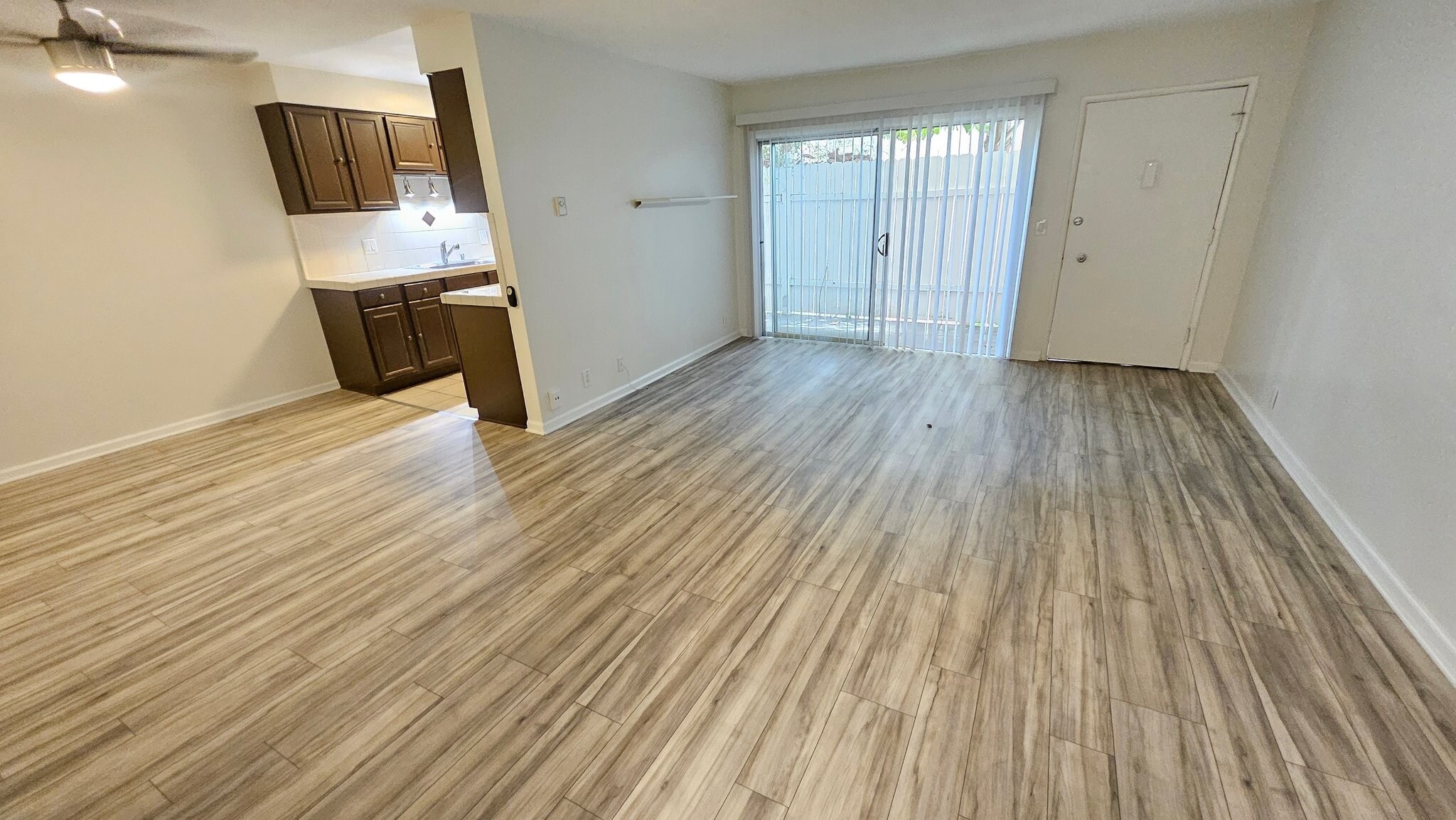 Building Photo - 2130 N Beachwood Dr