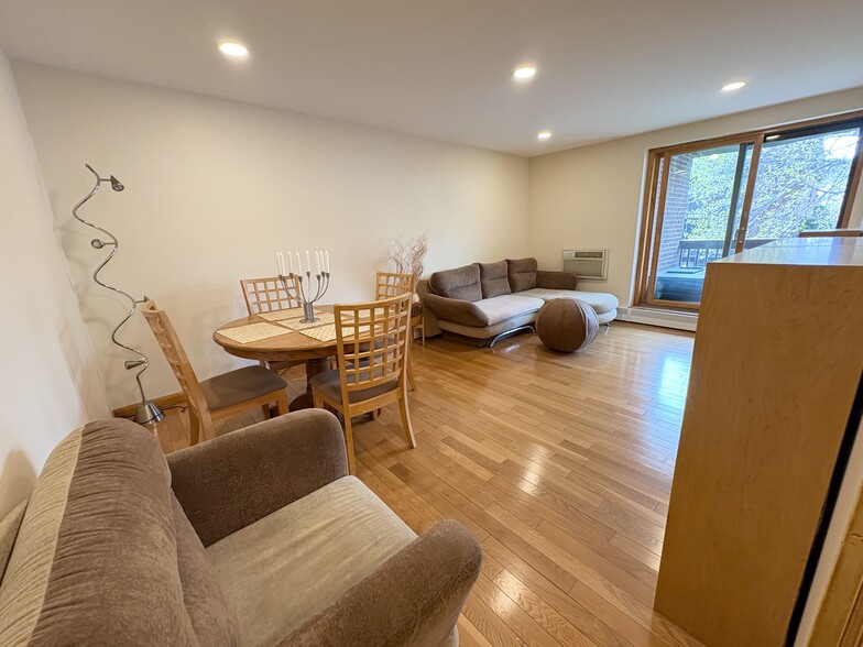 Building Photo - 140 Kenrick St