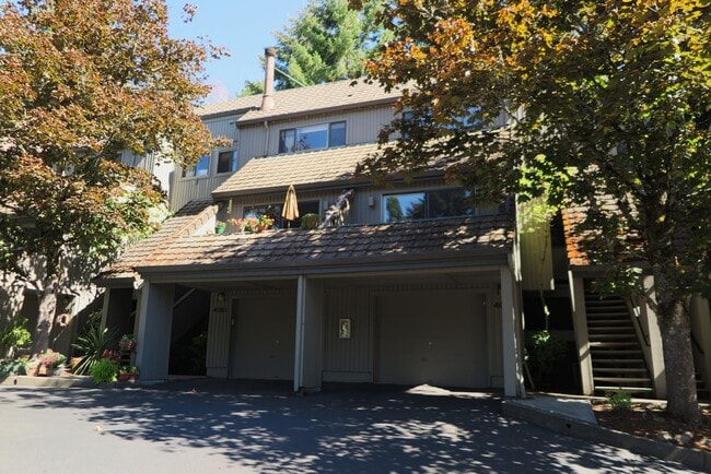 Primary Photo - Secluded Lake Oswego Condo at Mountainside...