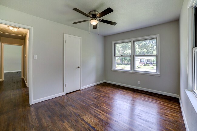 Building Photo - 1618 S Ash Pl