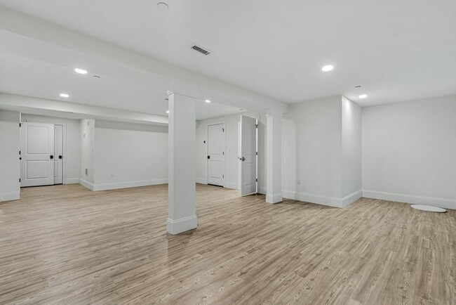 Building Photo - 19 Lily Pond Ln