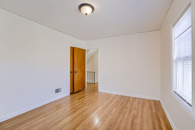 Building Photo - Charming 3 Bedroom Duplex In Prime Location!!
