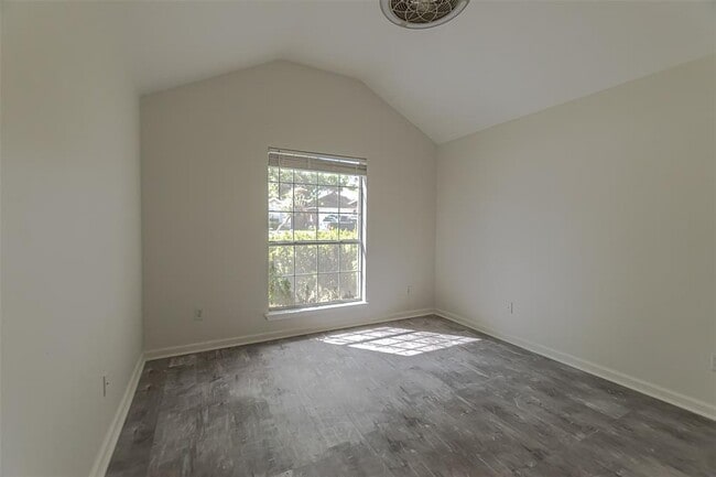 Building Photo - 2210 Zoa Dr