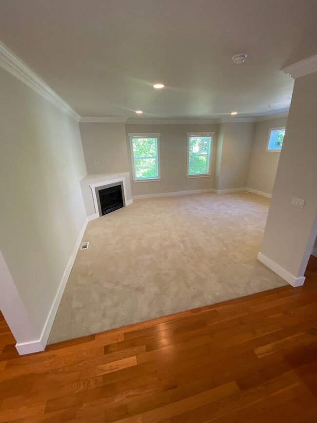 Building Photo - ELEGANT 4 BEDROOM TOWNHOME!  Minutes to La...