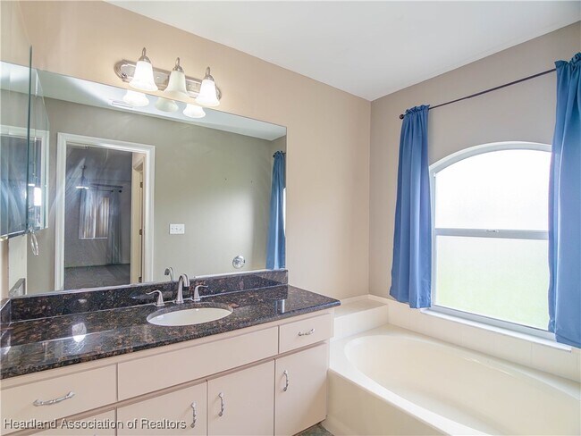 Building Photo - 2508 Manor Dr