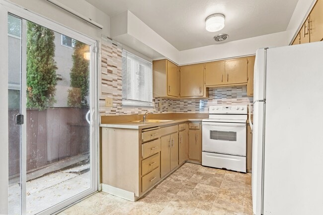 Building Photo - Large 3BD Townhome Style Apartment w/ Brand New Flooring in Hayward