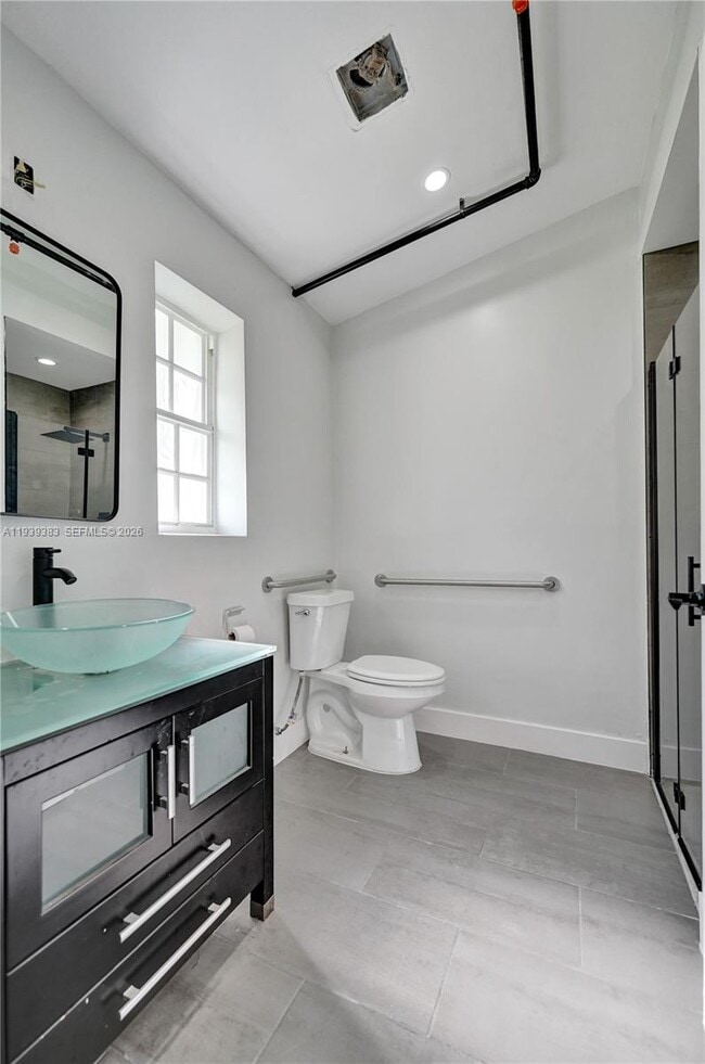 Building Photo - 1085 NE 126th St