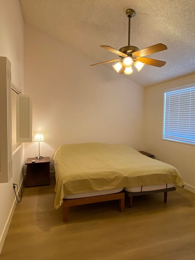 Building Photo - Irvine: 2-story townhome with attached 2 c...