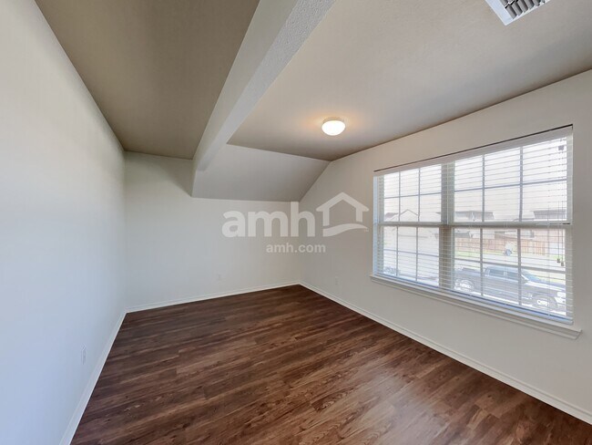 Building Photo - 5564 Thunder Bay Dr