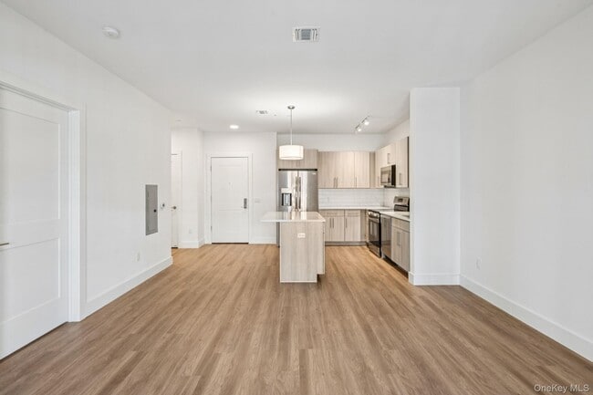 Building Photo - 4180 Sunrise Hwy