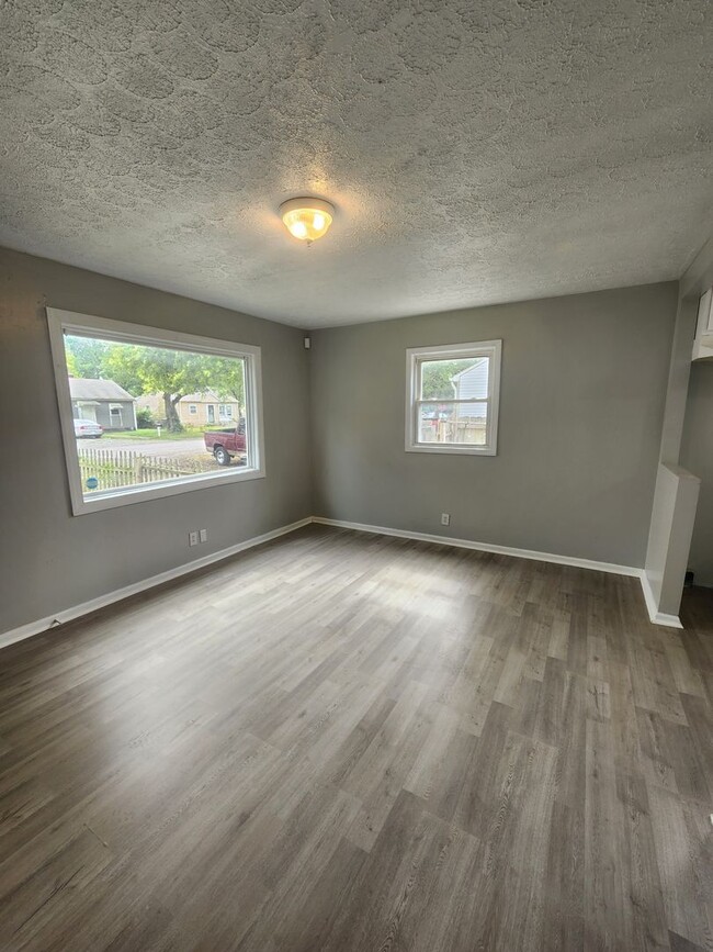 Building Photo - Newly Updated Three Bedroom Single Family ...