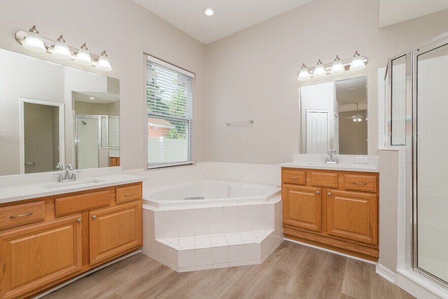 Building Photo - 3720 Hollow Wood Dr