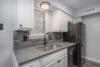 Building Photo - The Miranda on Central & Pipeline