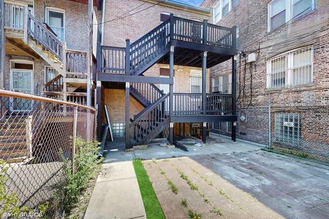 Building Photo - 1422 S Avers Ave