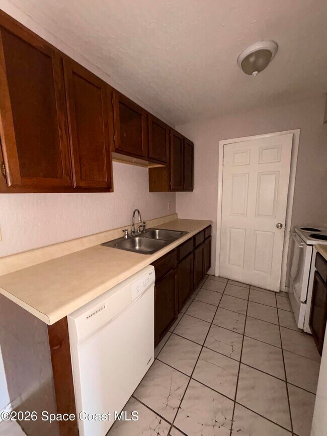 Building Photo - 2101 Forest Knoll Dr NE