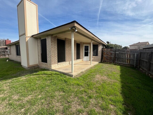 Building Photo - Large 4 Bedroom Home in Skipcha Mountain!
