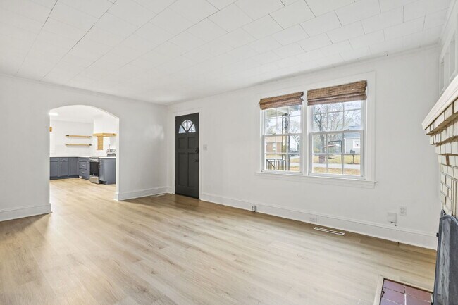 Building Photo - Nicely maintained 3 Bed, 1 Bath Single-Level Home with Bonus Sunroom ($1400/mo base rent***)