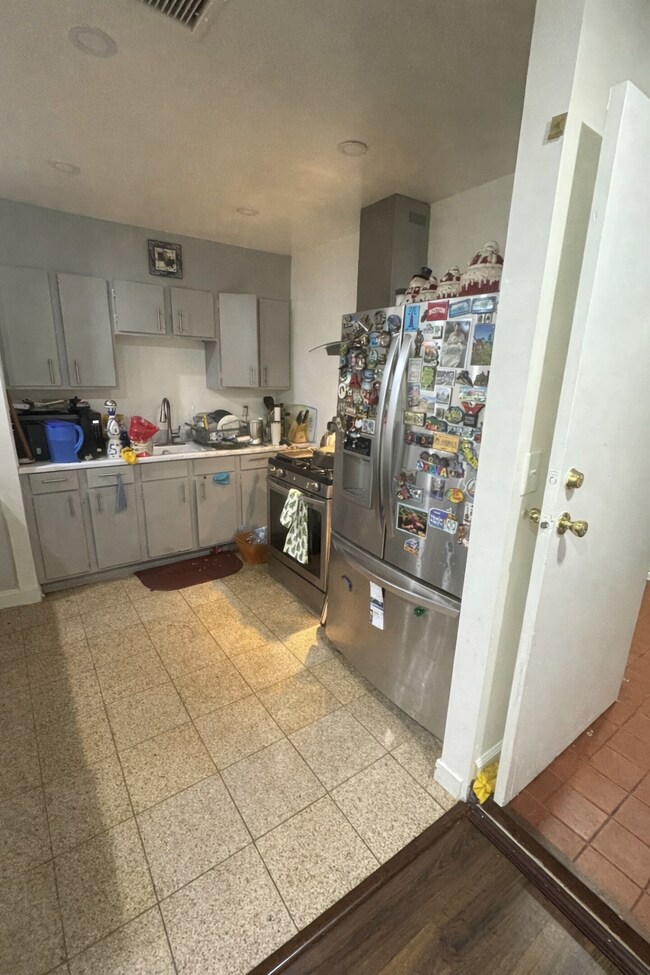 Building Photo - 160 W 49th St