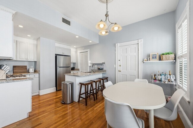 Building Photo - 627 E 6th St