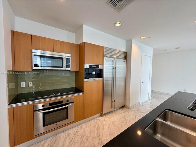 Building Photo - 1060 Brickell Ave