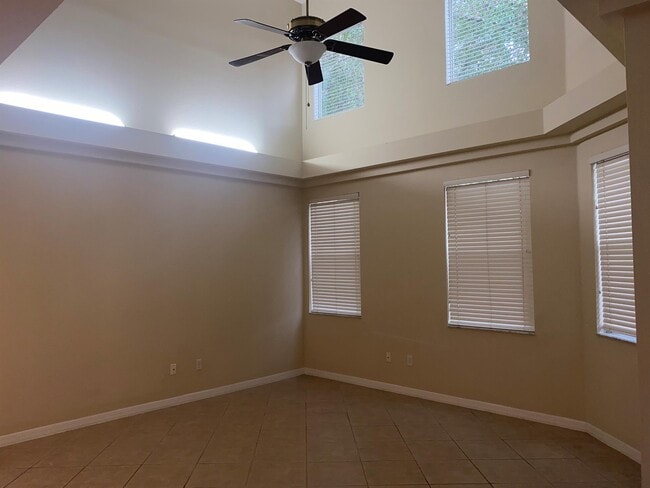 Building Photo - 990 N Lake Claire Cir