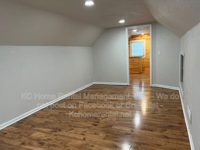 Building Photo - 8009 Summit St