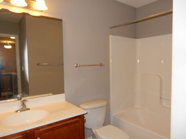 Building Photo - Quality 3 BR Townhome; Convenient to Med C...