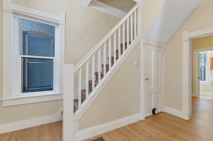 Entryway - 2707 N Downing St