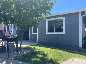 Building Photo - 1526 N Sierra Nevada St