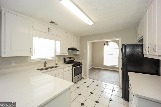 Building Photo - 7911 Woodlake Dr