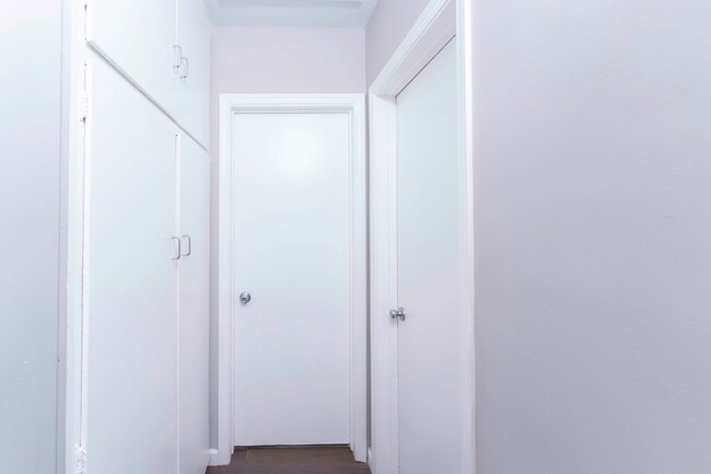 Building Photo - 2-bedroom/1-bathroom Apartment Available!!!