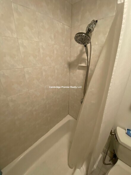 Building Photo - 221 Salem St