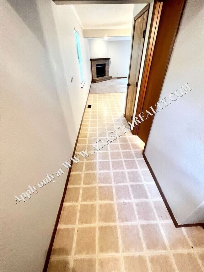 Building Photo - MOVE IN SPECIAL!!! Spacious Duplex in Lee's Summit-Available NOW!! MOVE IN SPECIAL $300 OFF 2nd M...