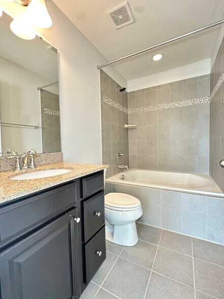 Building Photo - 2501 Silverthorn Dr