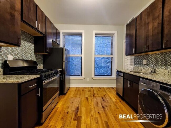Building Photo - 2 bedroom in CHICAGO IL 60657