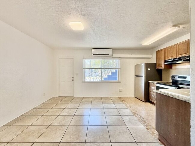 Building Photo - 551 N Ridgewood Ave