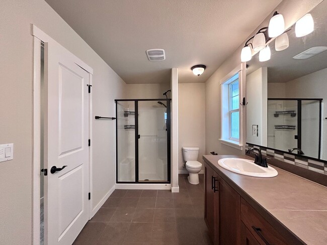 Building Photo - Incredibly Large 4 Bed 2.5 Bath Charmer!