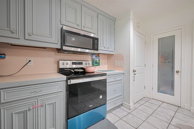 Building Photo - 13351 Oak Leaf Ln